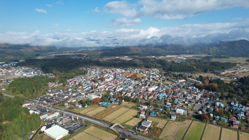 西会津町を上空から撮影、人里から山まで多様な地形が広がる